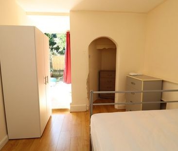Room in a Shared Flat, Hind Grove, E14 - Photo 4