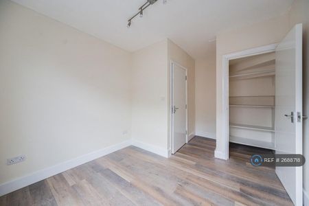 3 bedroom flat to rent - Photo 5