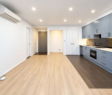 Stunning Renovated Apartment with Dual Courtyards! - Photo 4