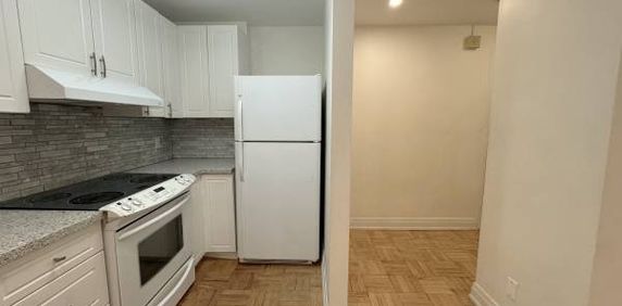 2696 LAKE SHORE BLVD. W. 4 - SPACIOUS 2BR/1BATH, LAUNDRY, STEPS TO TTC - Photo 2