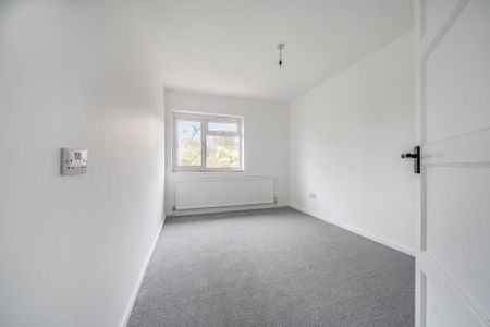 4 bedroom semi-detached house to rent - Photo 3