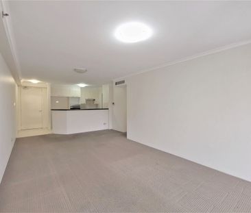 Unfurnished 2 bedroom plus car space for rent in the heart of CBD! - Photo 4