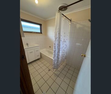 Spacious 3-Bedroom Family Home in Convenient Parafield Gardens - Photo 3