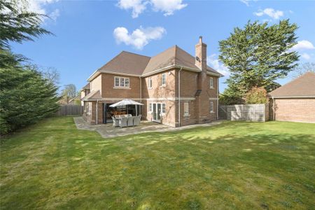 5 bedroom detached house to rent - Photo 2