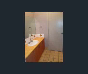 Spacious Contemporary Courtyard Home Featuring Three Double Bedroom... - Photo 4