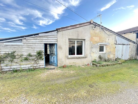 A LOUER MAISON DE VILLAGE DE 46 M2 AVEC GARAGE - SECTEUR PUGNAC - Photo 1