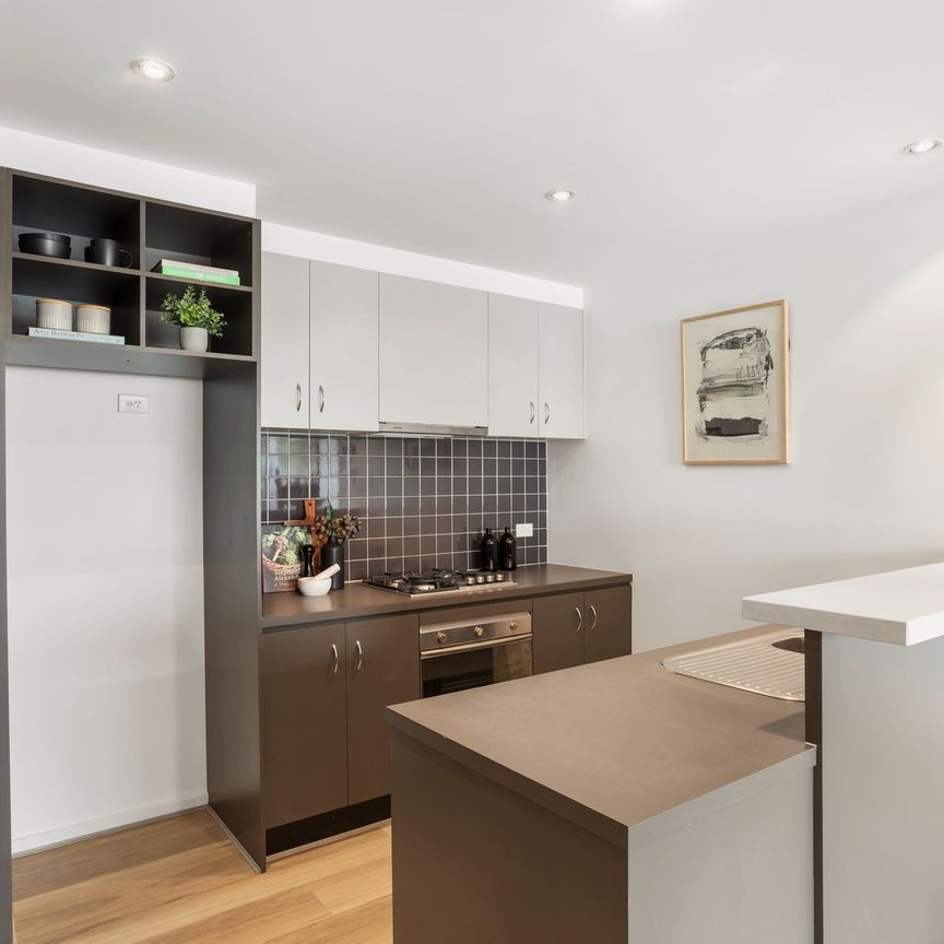 2 BEDROOM, 2 CAR SPACE IN ELWOOD - Photo 1