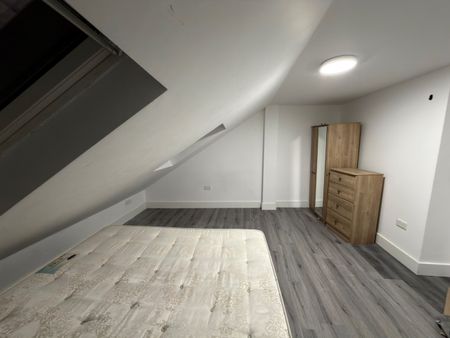 6 Bed End Terrace, Prince Regent Lane, E13 - Photo 5