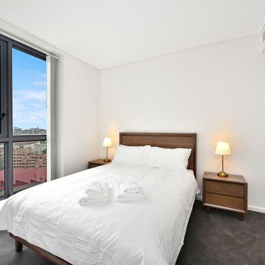 Unbeatable location from amazing fully furnished Darling Harbour apartment - Photo 1