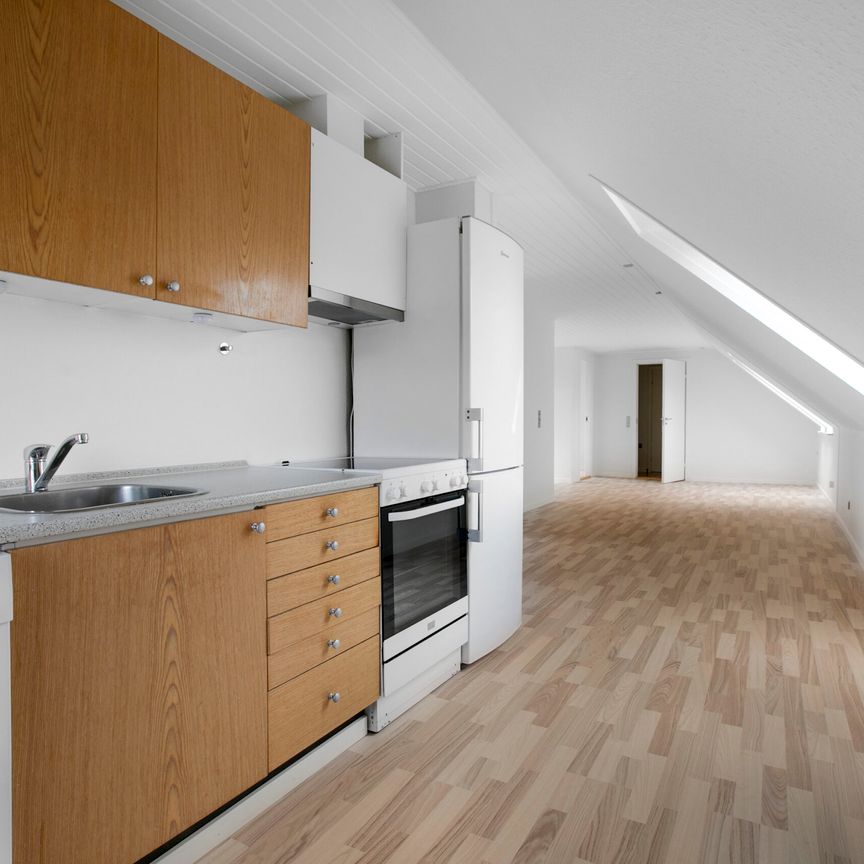 RUMMELIG OG INDBYDENDE LEJLIGHED I HOBRO-OMRÅDET - Photo 1