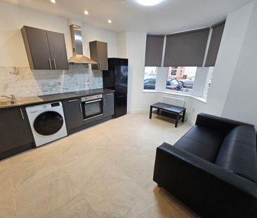 Price £875 pcm - Available Now - Furnished - Photo 3