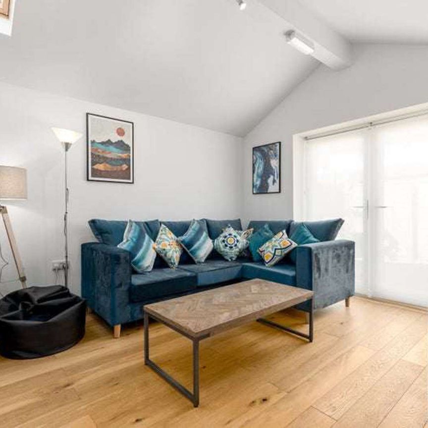 OX Living is proud to present this high-quality 7-bedroom co-living property, perfect for working professionals looking for stylish, stress-free living. Room 7 - Photo 1