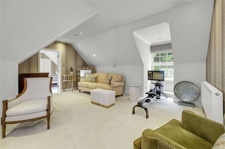 Lovely family home surrounded by beautifully landscaped gardens on the exclusive St George's Hill estate. - Photo 2