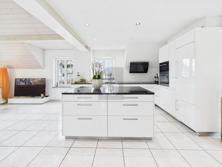 MODERN WITH TERRACE - Photo 2