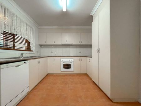 Charming two bedroom brick unit - Photo 3