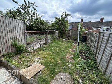3 bedroom terraced house to rent - Photo 5