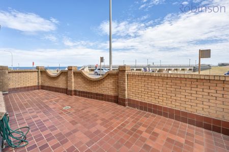 Beachfront Ground Floor Apartment with Courtyard - Photo 3