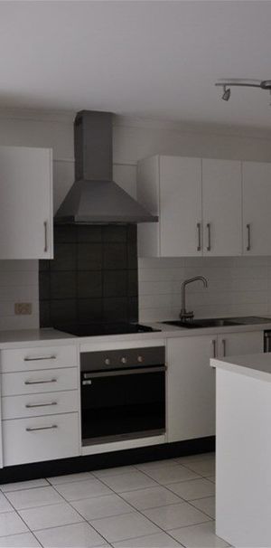 This comfortable 2-bedroom townhouse is in a perfect location - Photo 1