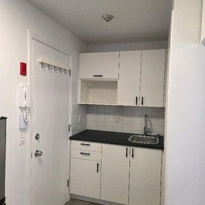 1 1/2 **Non-Fumeur** Chauffé, Éclairé, Semi Meublé, Intercom, WI-FI ($) Caméras de surveillance **Non-Fumeur** - Photo 2