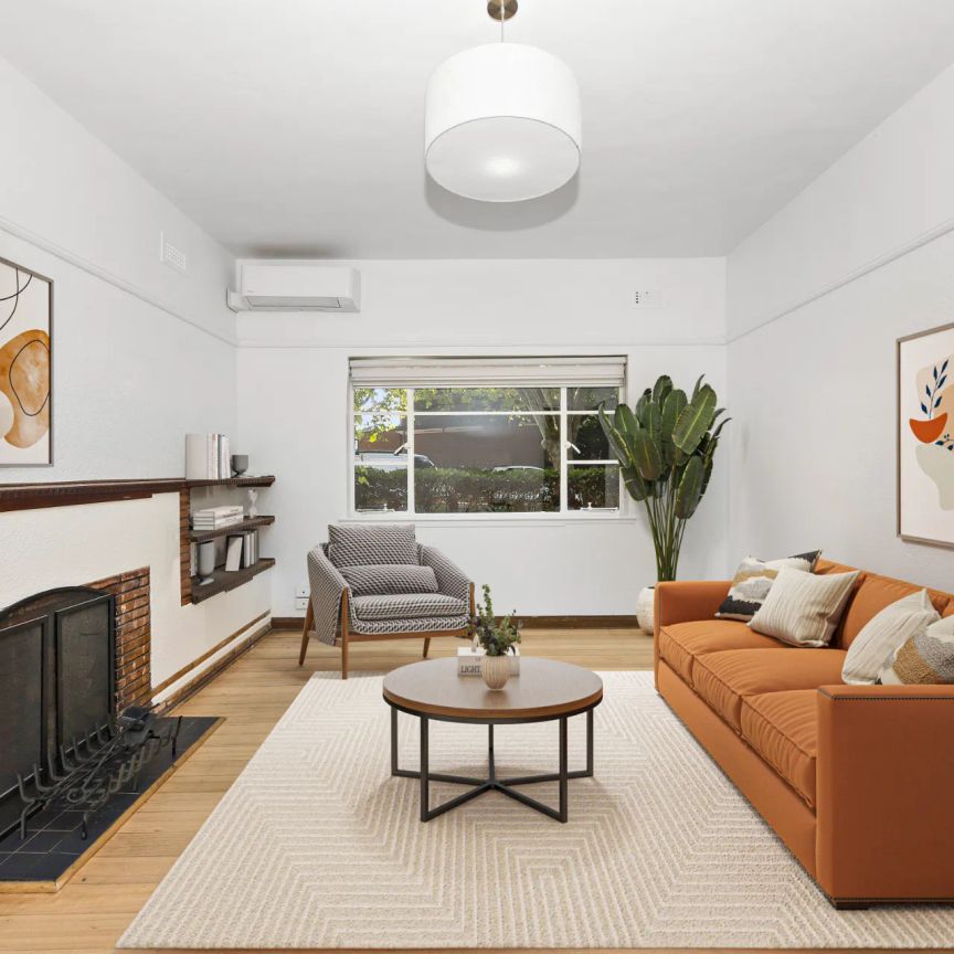 Elwood Art Deco in prime position - Photo 1