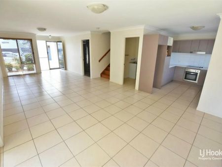 3 BEDROOM TOWNHOUSE IN A QUIET COMPLEX IN KALLANGUR - Photo 2