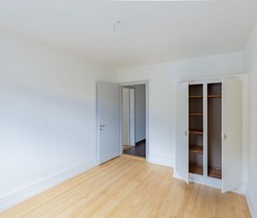 Spacious living room with exclusive finishes - Photo 2