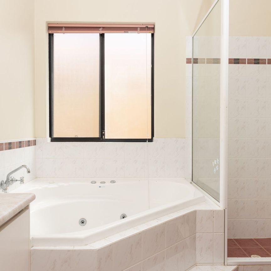 Huge 5 Bedroom Home in Cul De Sac Location @$980 Per Week - Photo 1