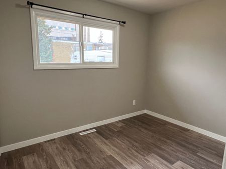 Small Pet Friendly, 2 Bedroom Duplex - Photo 4