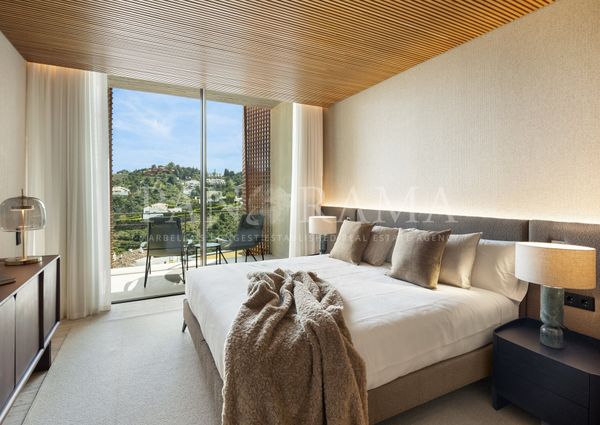 Contemporay villa with five car garage and panoramic sea views in El Madroñal