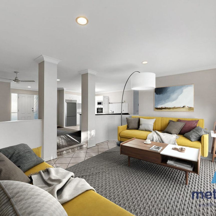 3 SPACIOUS BEDROOM, 2 BATHROOMS HOME WITH DOUBLE GARAGE & PRIVATE YARD - Photo 1