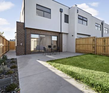 Air- conditioned Main Bedroom Park fronted 4 bedroom Masterpiece - Photo 3