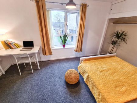 4 bedroom flat to rent - Photo 2