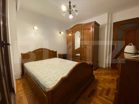 1 camera decomandată de inchiriat într-un apartament cu 4 - Fotografie 2