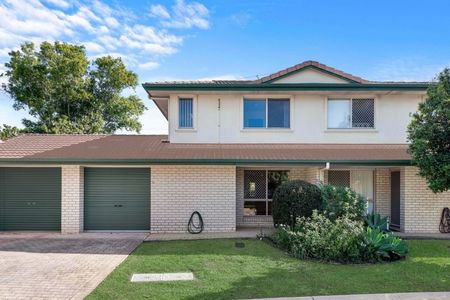 Spacious 3 Bedroom Townhouse In Prime Location!!! - Photo 4