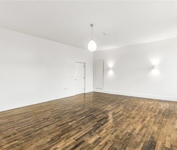 A stunning second floor apartment located on a quiet mews in centra... - Photo 3