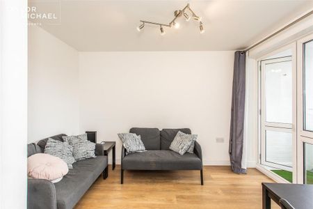 4 bedroom flat to rent - Photo 2