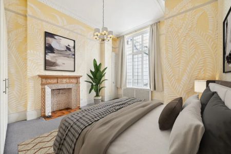 3 bedroom flat in South Kensington - Photo 2