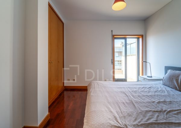 Apartamento T1 com terraço e lugar de garagem situado no Campo Alegre