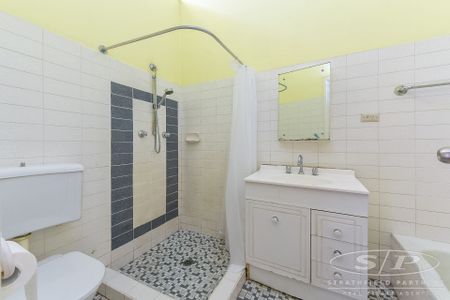 Convenient location - Photo 3