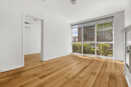 One-Bedroom Apartment with Private Courtyard in Prime South Yarra Location! - Photo 3