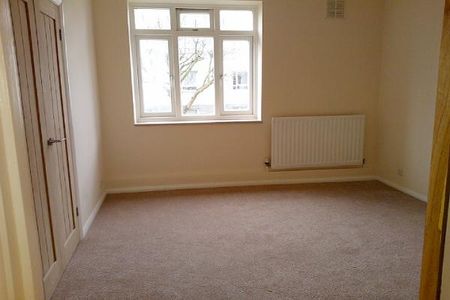3 bedroom flat to rent - Photo 2