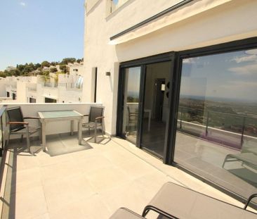 4 bedroom luxury Townhouse for rent in Marbella Del Este, Andalusia - Photo 6
