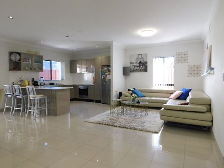 Bright Spacious Four (4) Bedrooms Duplex - Peakhurst - Photo 2
