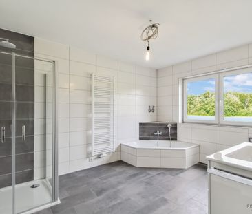 Moderne und großzügige Wohnung mit Einbauküche und Süd-Balkon - Photo 6