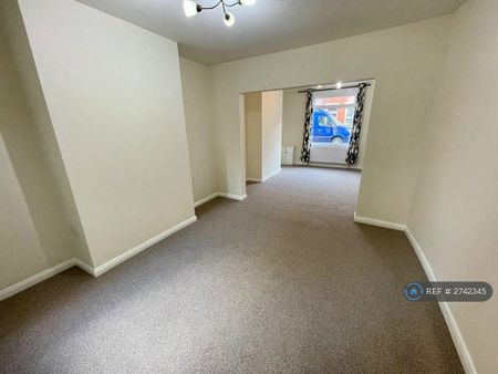 1 bedroom in a house share to rent - Photo 2