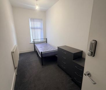 6 bedroom terraced house to rent - Photo 4