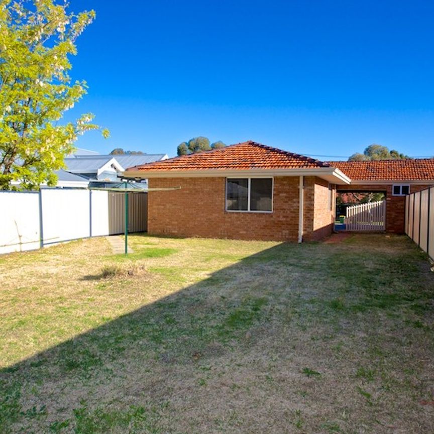 Big Living Area, Big Bedrooms, Big Backyard!!! - Photo 1