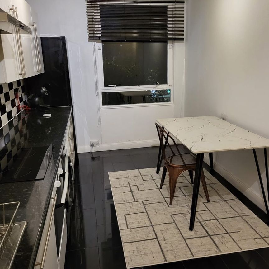 2 Bed Flat, Eagle Heights, SW11 - Photo 1