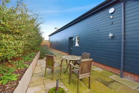 2 bedroom maisonette to rent - Photo 3