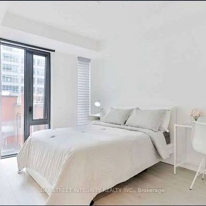 Yonge/Richmond-Spacious Bright 1Bdrm + Den 1Bath - Photo 1